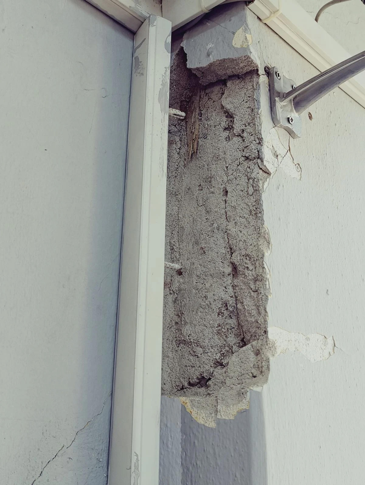 İzmir'de hasarlı binada eğitime devam ediliyor - Resim : 2