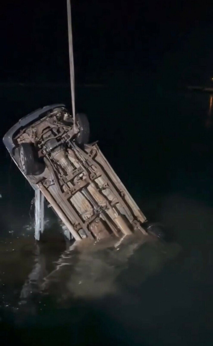 Hopa'da kamyonet denize düştü: 1 ölü, 1 yaralı - Resim : 1