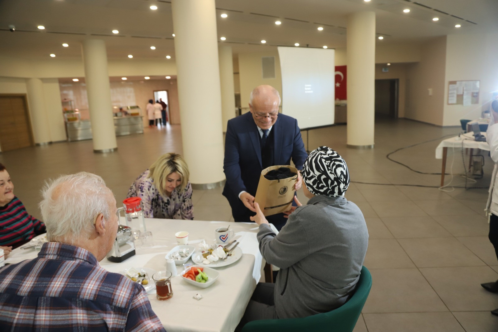 Kartal Belediyesi Yaşlılara Saygı Haftası’nda huzurevi sakinlerini unutmadı - Resim : 2