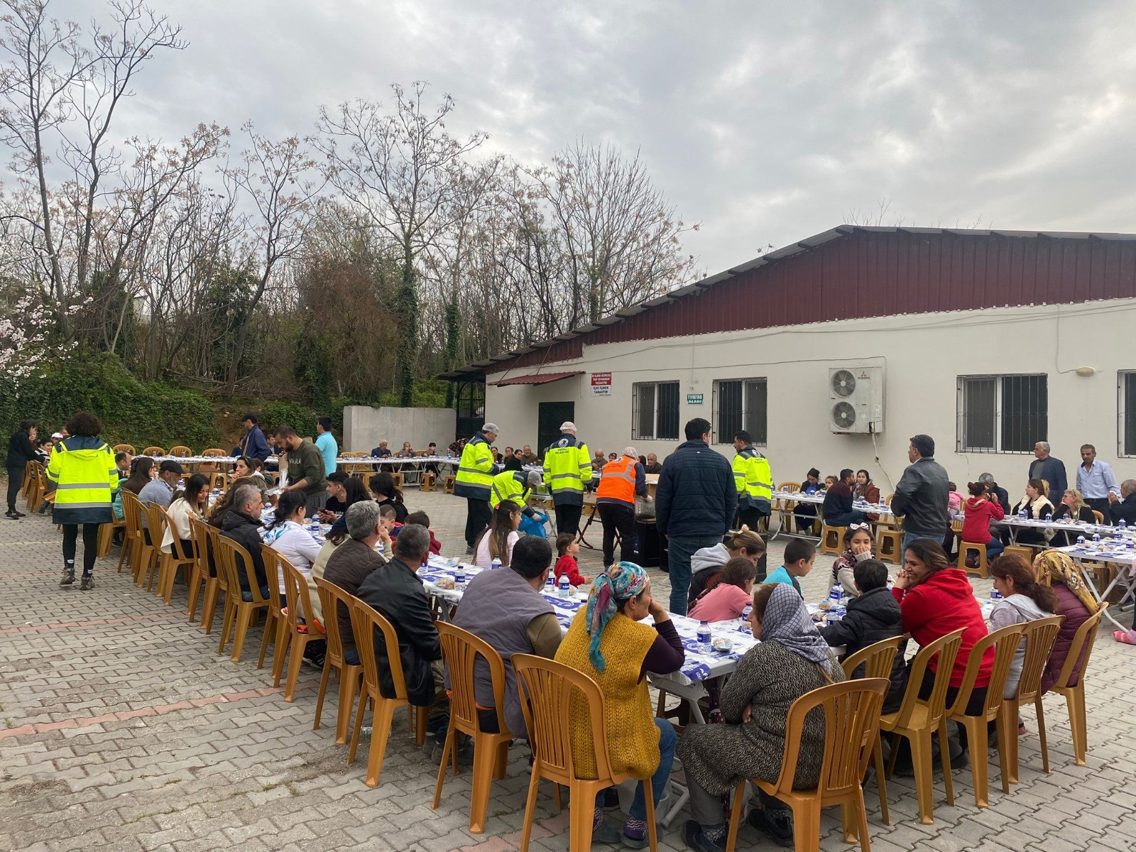 Kartal Belediyesi deprem bölgesi Hatay’da iftar yemeği vermeye devam ediyor - Resim : 1