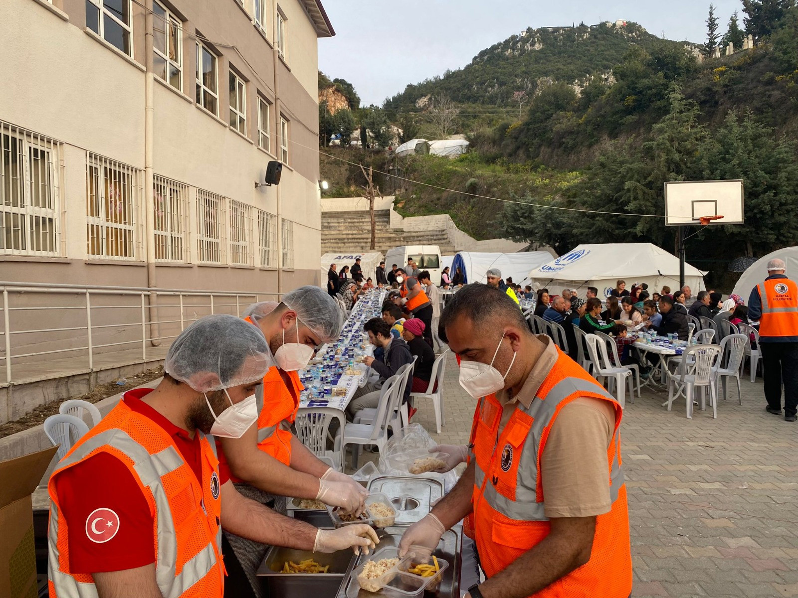 Kartal Belediyesi deprem bölgesi Hatay’da iftar yemeği vermeye devam ediyor - Resim : 2