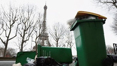 Eyfel Kulesi ziyarete kapandı: 7 bin ton çöp yığıldı - Resim : 1