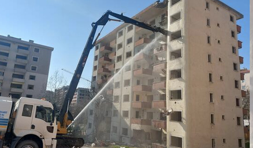 Beylikdüzü'nde kentsel dönüşüm kapsamında 211 daireli sitenin yıkımına başlandı - Resim : 1
