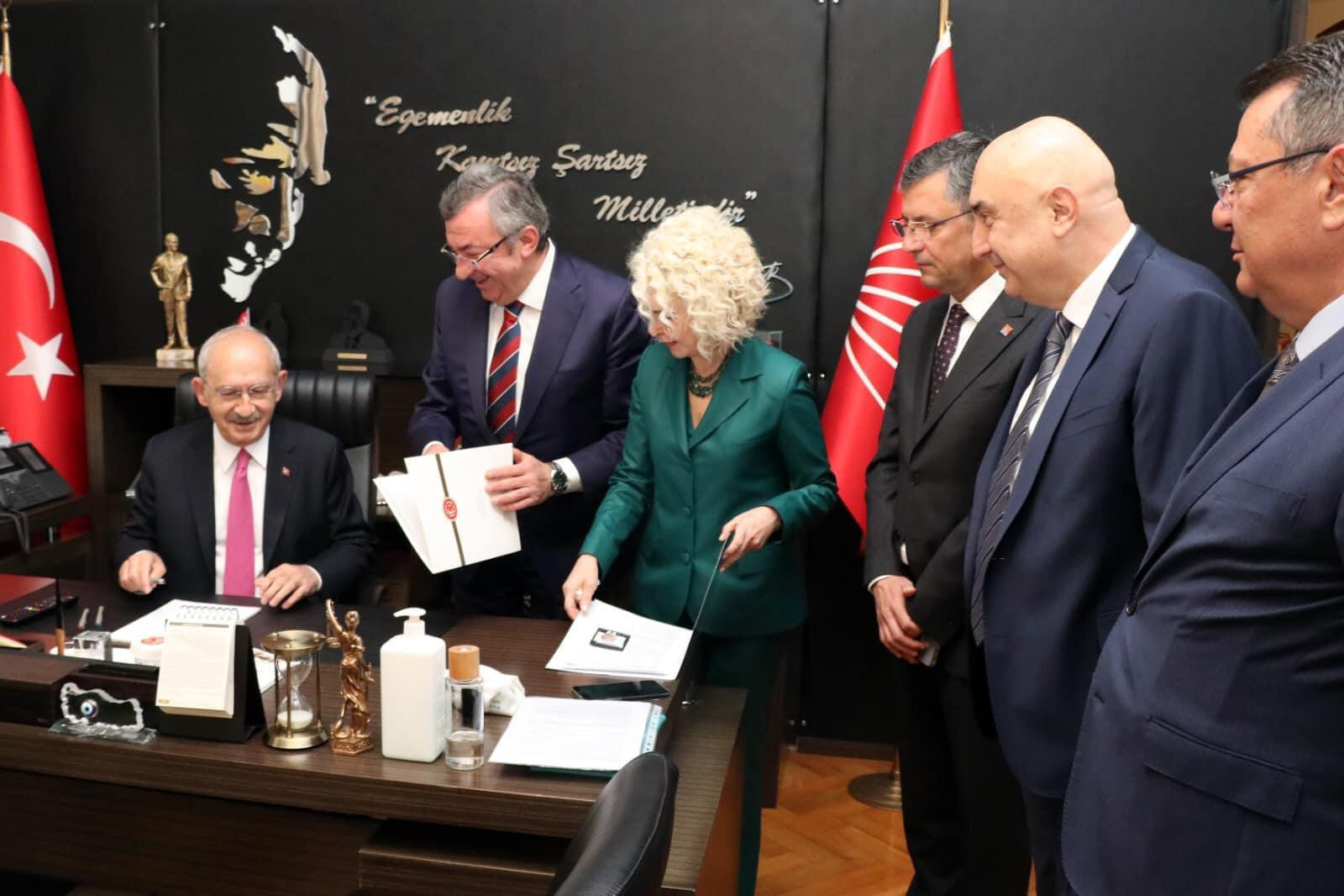 Kemal Kılıçdaroğlu adaylık başvuru belgelerini imzaladı - Resim : 2