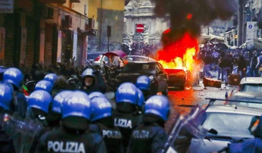 Napoli-Eintracht Frankfurt maçı öncesi Alman taraftarlar polisle çatıştı - Resim : 1