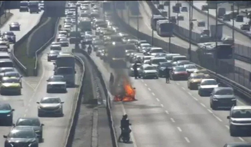E-5'te araç yandı 6 kilometrelik trafik oluştu - Resim : 1