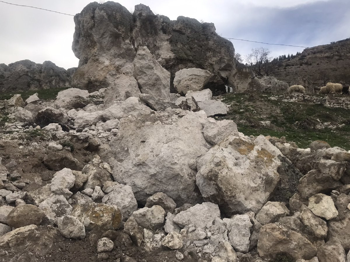 Kayalar yerleşim yerine düştü: Yurttaşlar isyan etti - Resim : 2