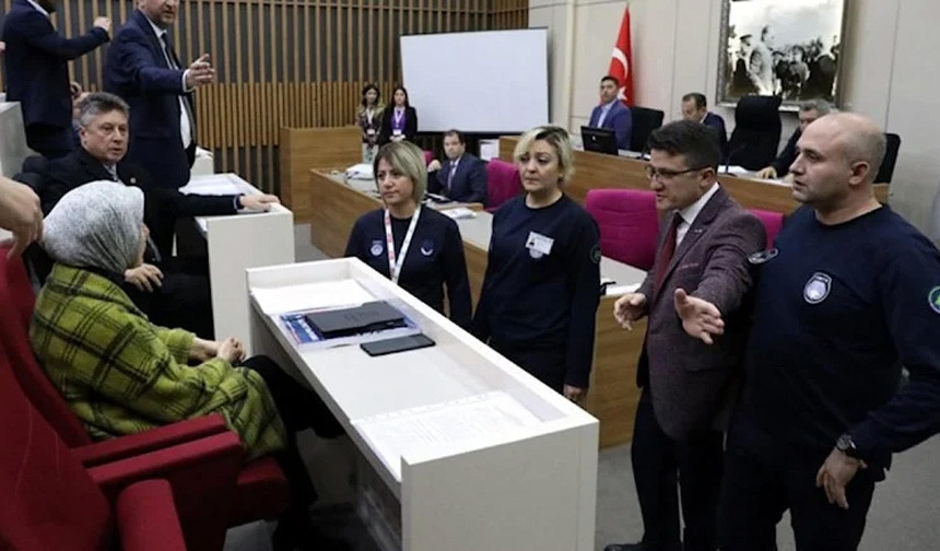 Tanju Özcan AKP'li meclis üyesini salondan çıkarttı: Meclis'te gerginlik yaşandı - Resim : 2