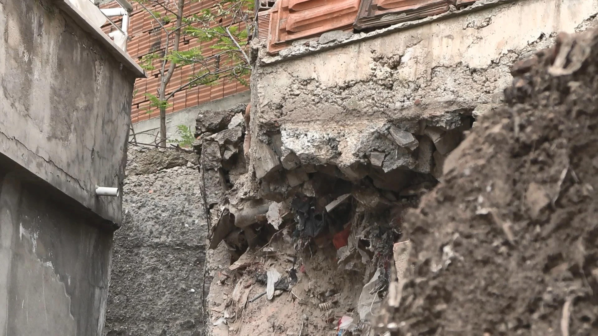 İstinat duvarı çöktü, 5 bina tahliye edildi - Resim : 1