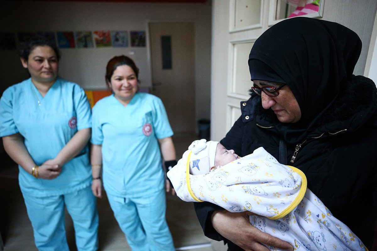 Depremzede aile, 53 gündür göremedikleri 3 aylık bebeklerine sevinç gözyaşlarıyla kavuştu - Resim : 1