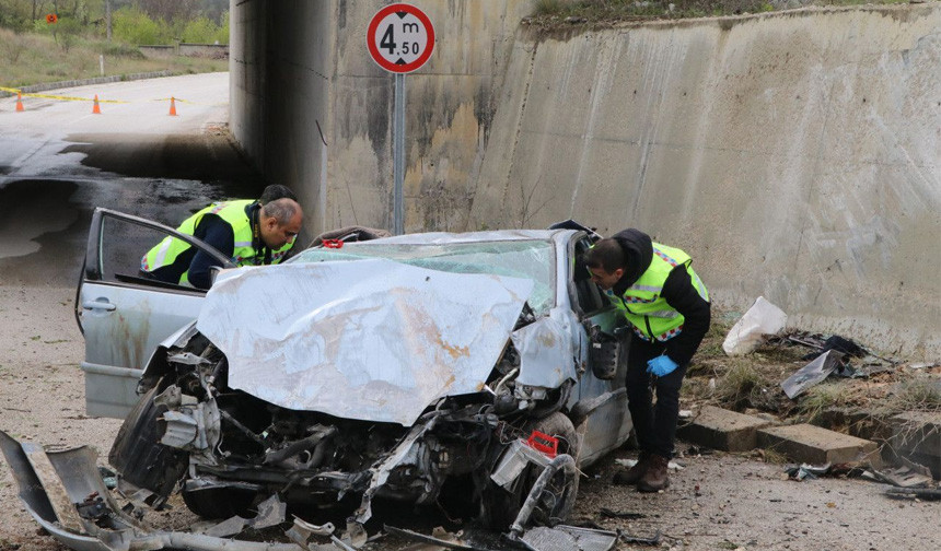 Çankırı'da otomobil beş metre yükseklikten düştü! 3 ölü 2 yaralı - Resim : 1