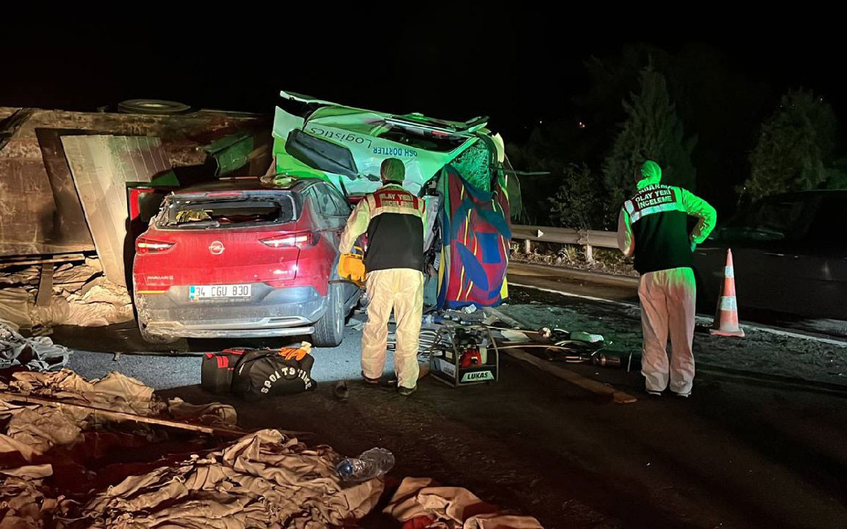 Feci kazada 2 kişi öldü: Ankara istikameti ulaşıma kapandı - Resim : 2