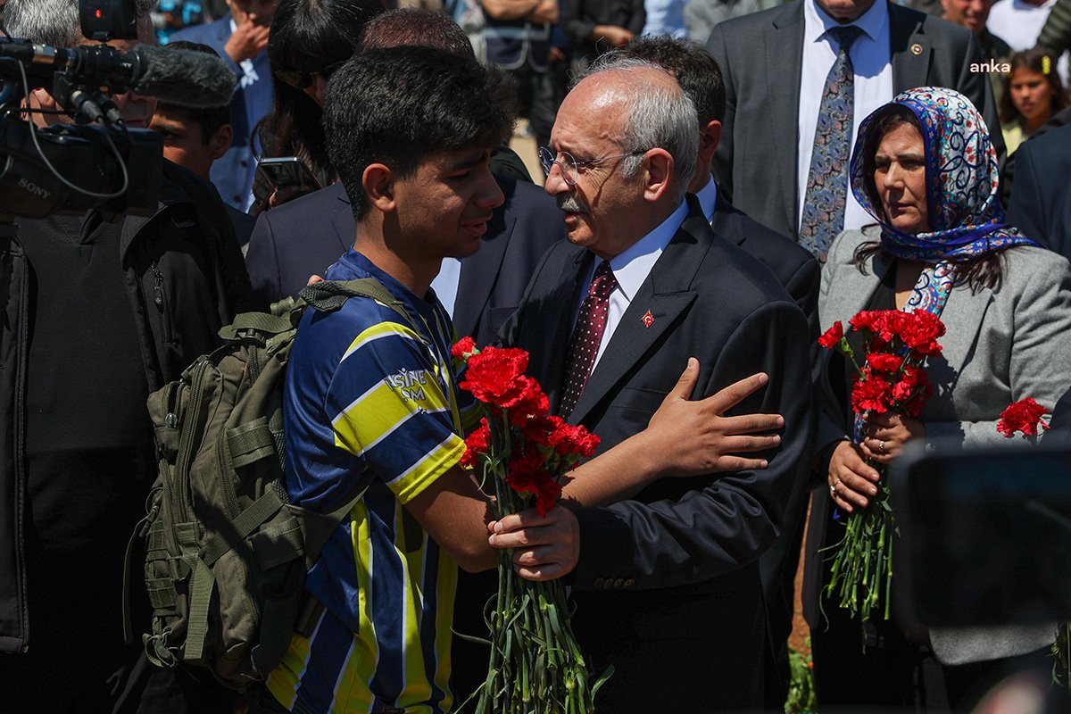 Adıyaman'da depremzede genç, Kılıçdaroğlu’na sarılıp ağladı - Resim : 1