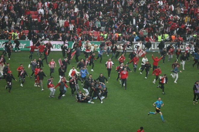 Samsunspor Süper Lig'de... Keçiörengücü'nü 4-1'le geçti, maç bitmeden taraftar sahaya girdi - Resim : 1