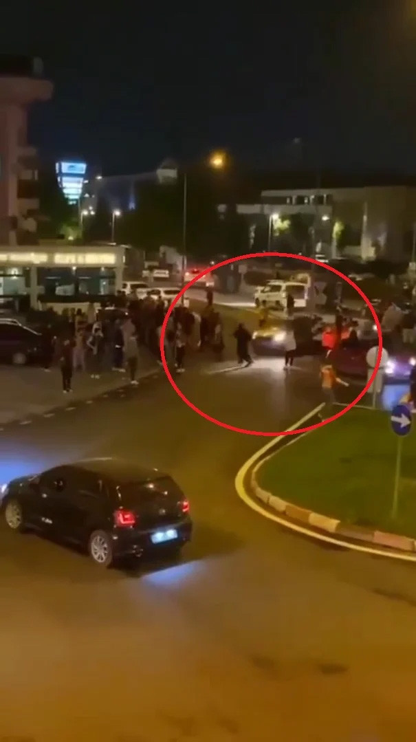 Bursa'da otomobil kutlama yapan Galatasaray taraftarlarının arasına daldı - Resim : 1
