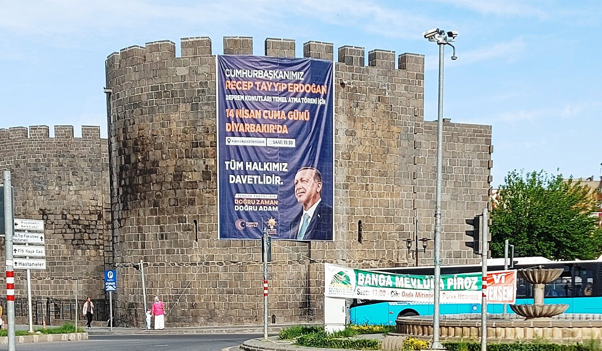 Kale burcundaki Atatürk portresini ve Türk Bayrağı'nı indirdiler, Erdoğan'ın posterini astılar - Resim : 2