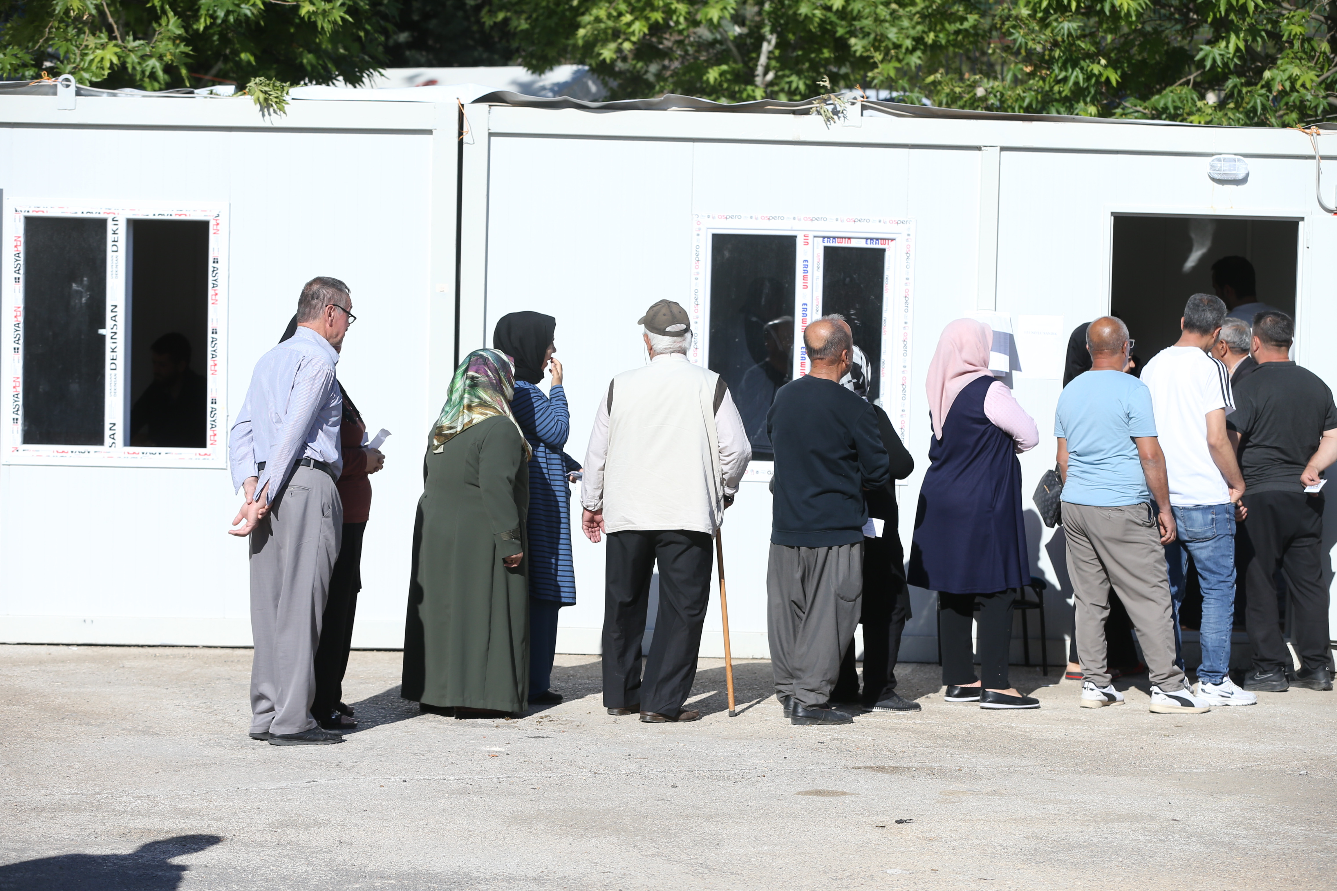 Depremzede seçmenler konteynerde oy kullanıyor - Resim : 1
