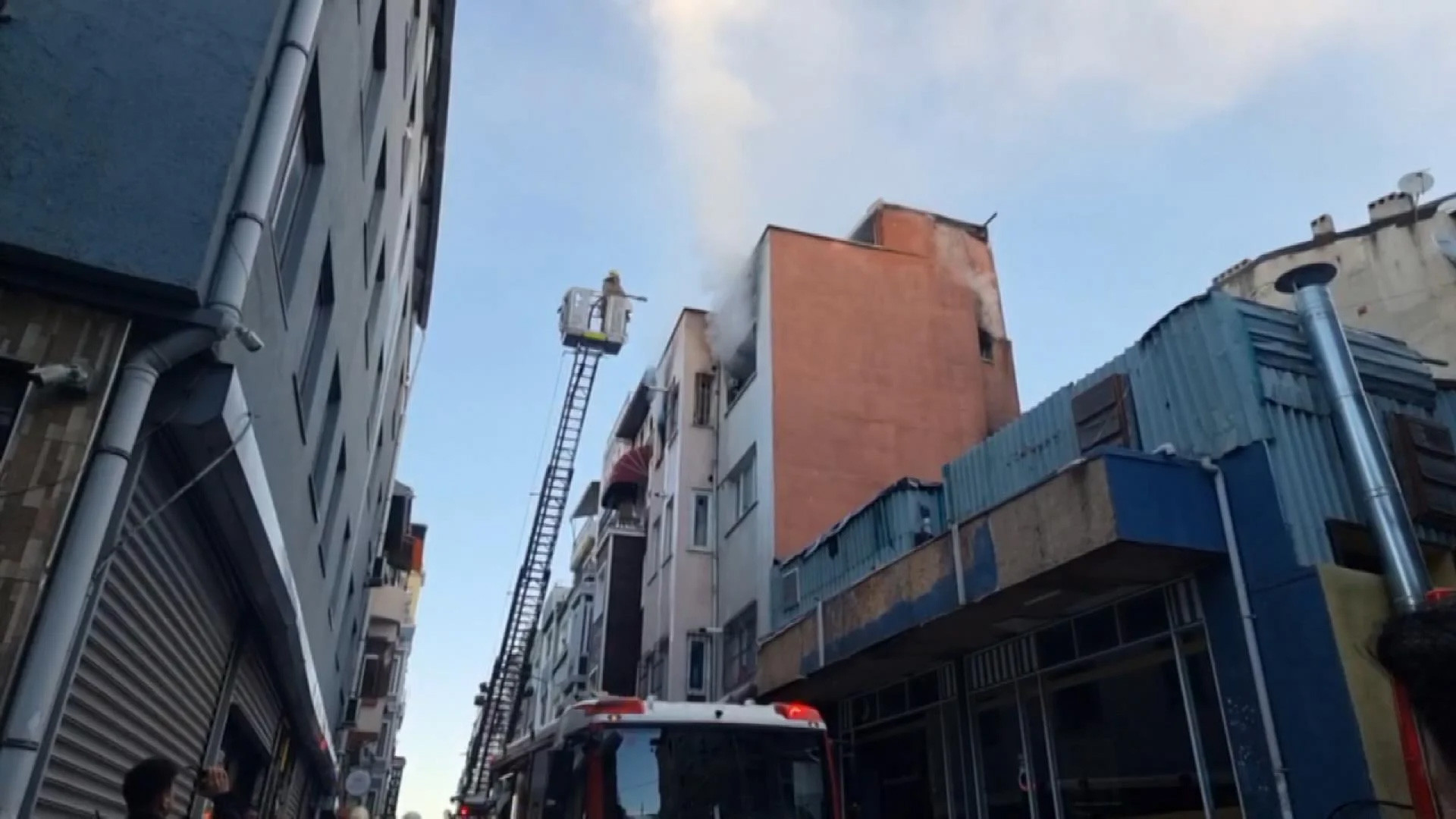 Beyoğlu'nda korkutan yangın: Binanın çatı katı alev alev yandı - Resim : 1