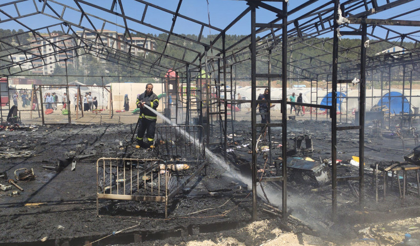 Çadır kentte yangın: 3 çadır kullanılamaz hale geldi - Resim : 1