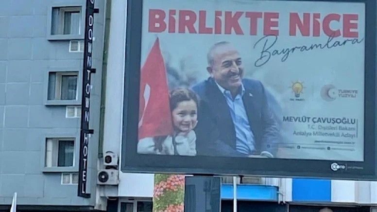 AKP'li Çavuşoğlu'nun yasayı ihlal ederek astığı pankartlar toplatılacak - Resim : 1