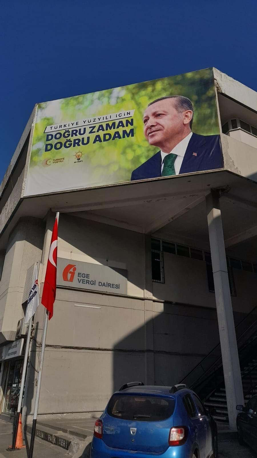 İzmir’de vergi dairesi binasına Erdoğan posteri asıldı - Resim : 1