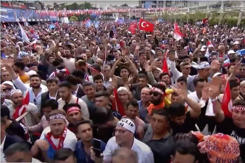 Erdoğan’ın konuştuğu meydanda dikkat çeken kare: Kalp işareti - Resim : 1