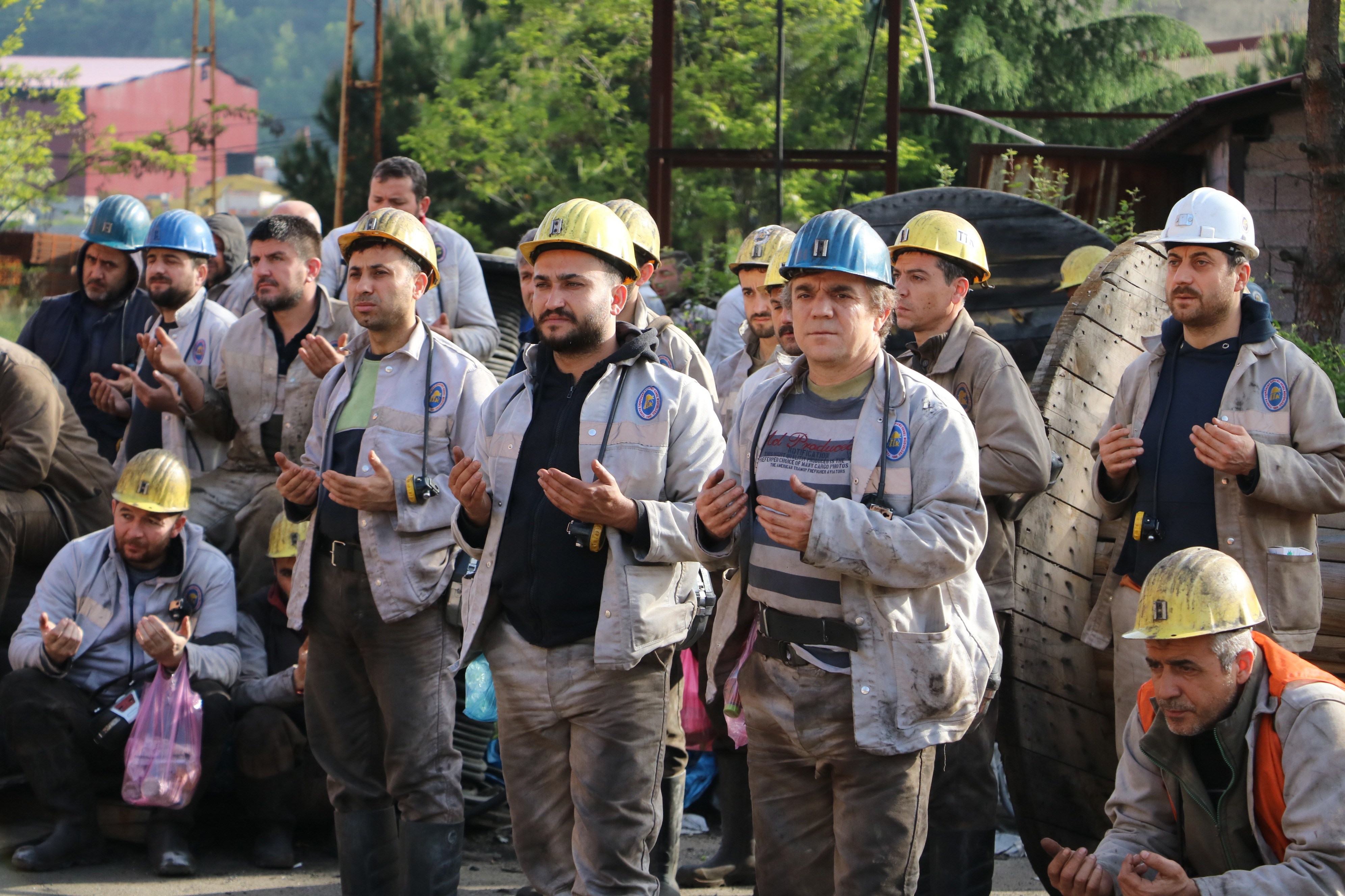 Zonguldak'ta hayatını kaybeden 30 madenci, facianın 13. yılında anıldı - Resim : 1