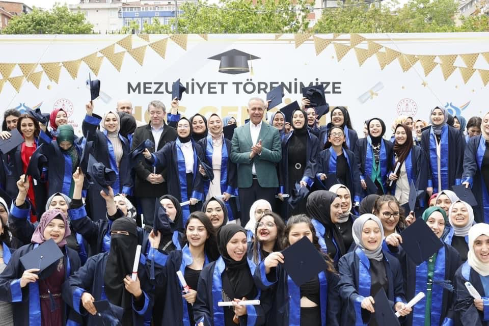 Belediye Başkanı ve İlçe Eğitim Müdürü, öğrencilerin mezuniyet töreninde AKP propagandası yaptı - Resim : 1