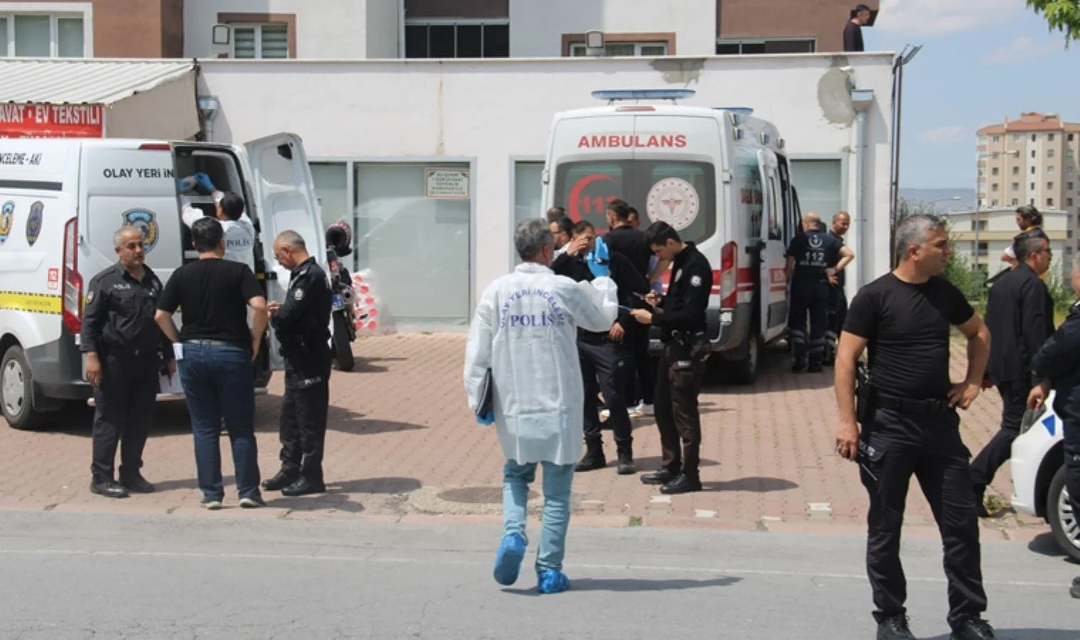 Kayseri'de facia: Çocuğunu kurtarmak isteyen anne, kucağındaki çocuğu ile 13. kattan düştü - Resim : 1