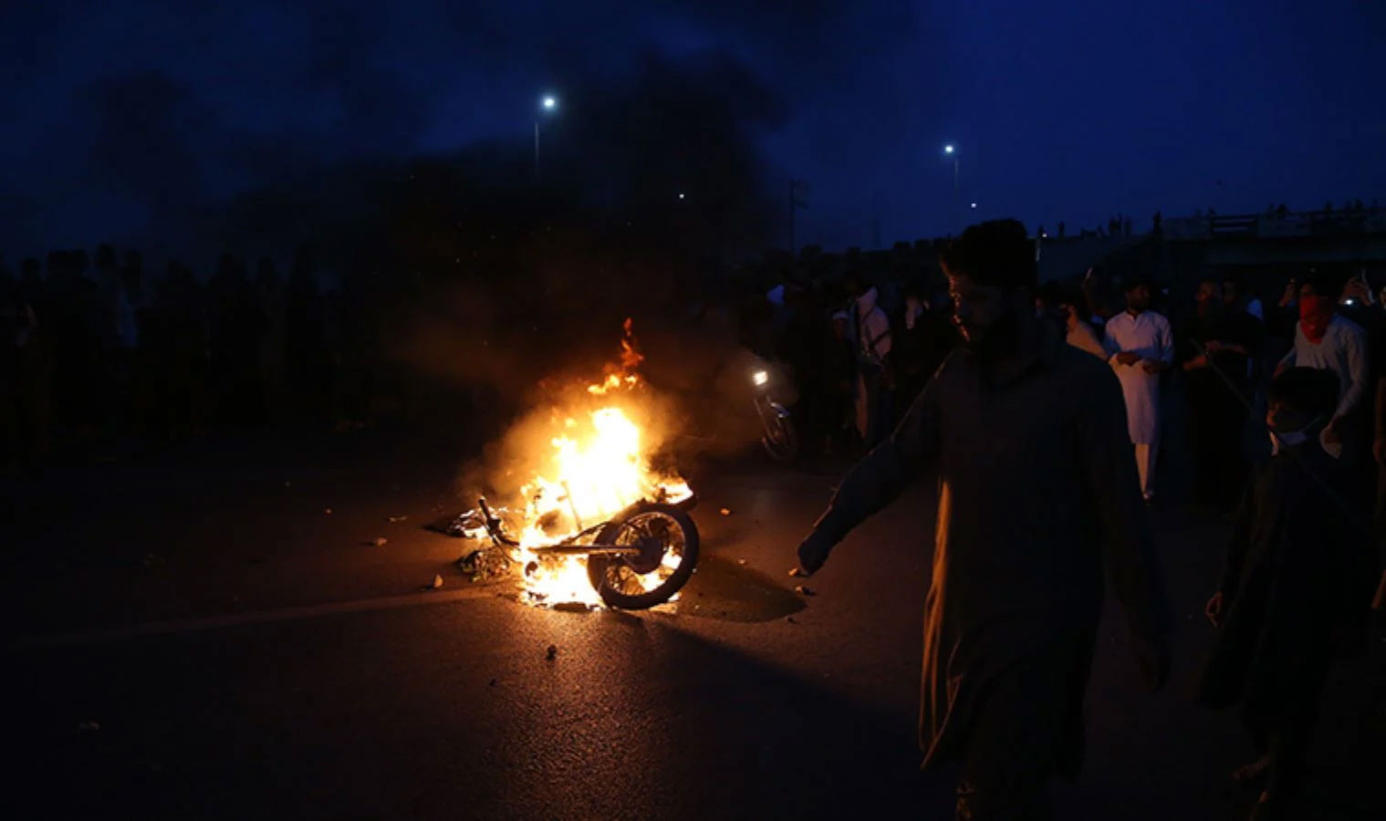 Pakistan'da olaylar devam ediyor: Hükümet, orduyu göreve çağırdı - Resim : 2