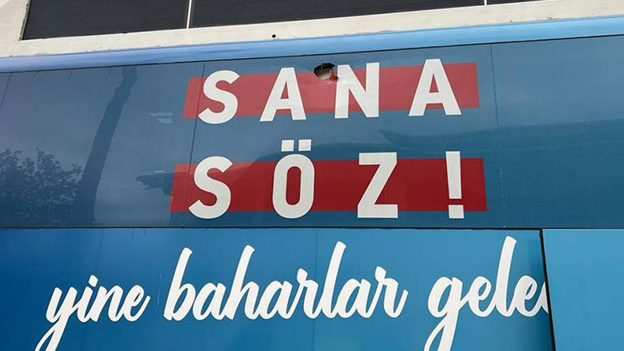 Kılıçdaroğlu’nun seçim otobüsüne taşlı saldırı: Çocuktan şikayetçi olmadı - Resim : 1