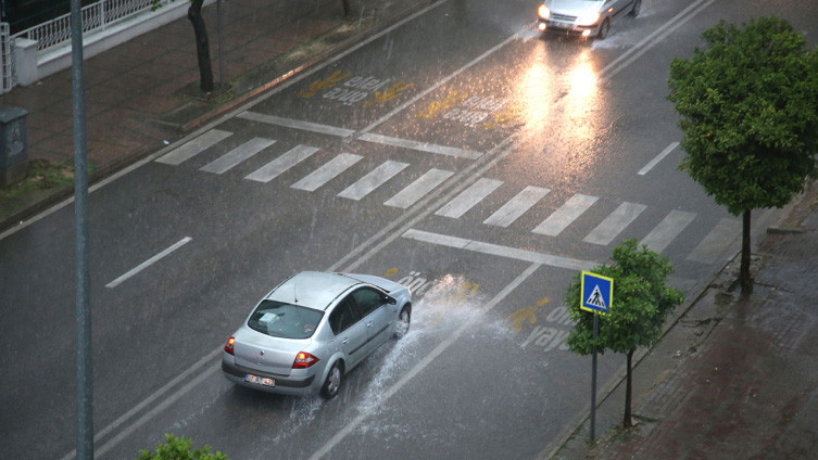 Antalya'da sağanak yağış ve fırtına etkili oldu - Resim : 1