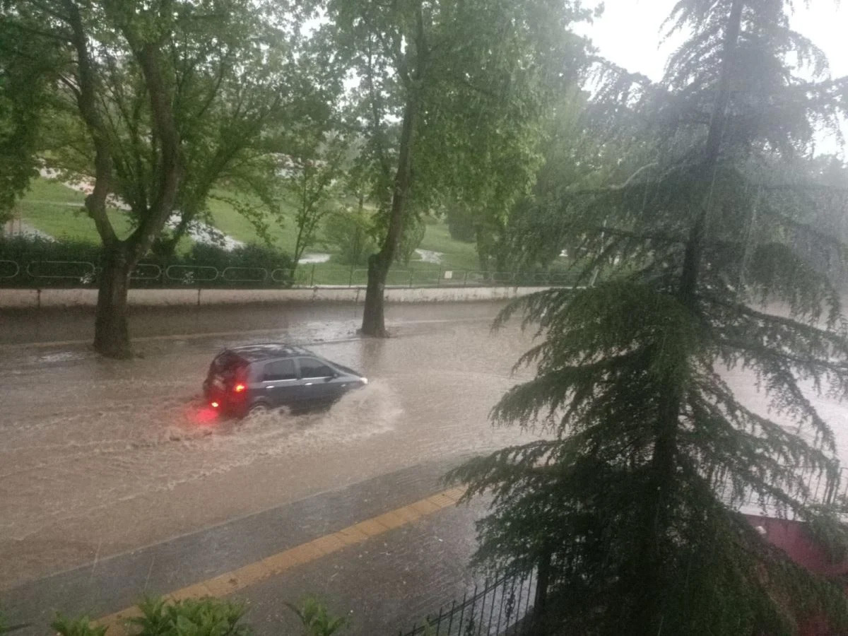 Türkiye sağanak yağışa teslim oldu: Dereler taştı, caddeler göl oldu - Resim : 2