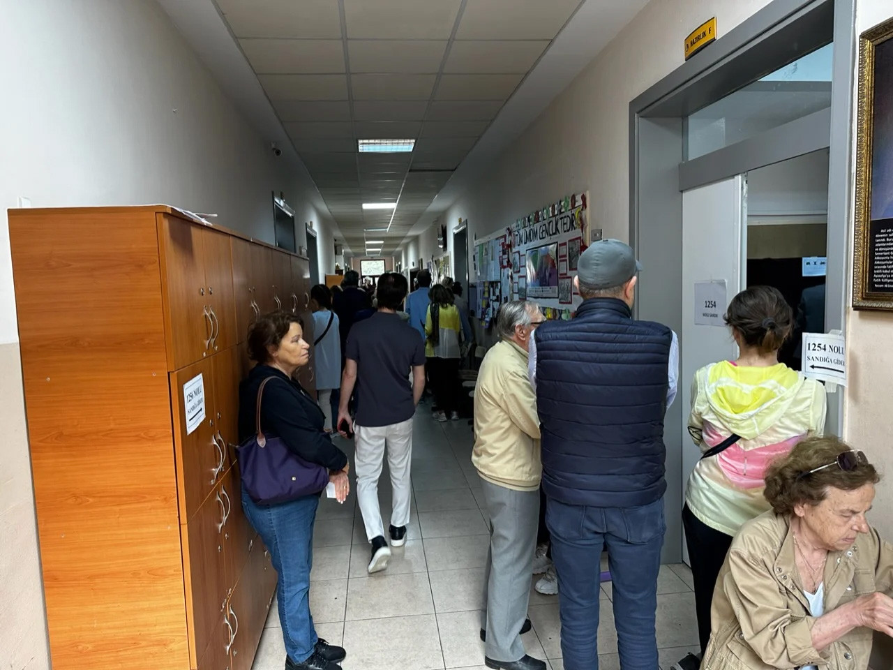 İzmir'de 'ikinci tur' yoğunluğu, seçmenler sandığa akın etti - Resim : 2