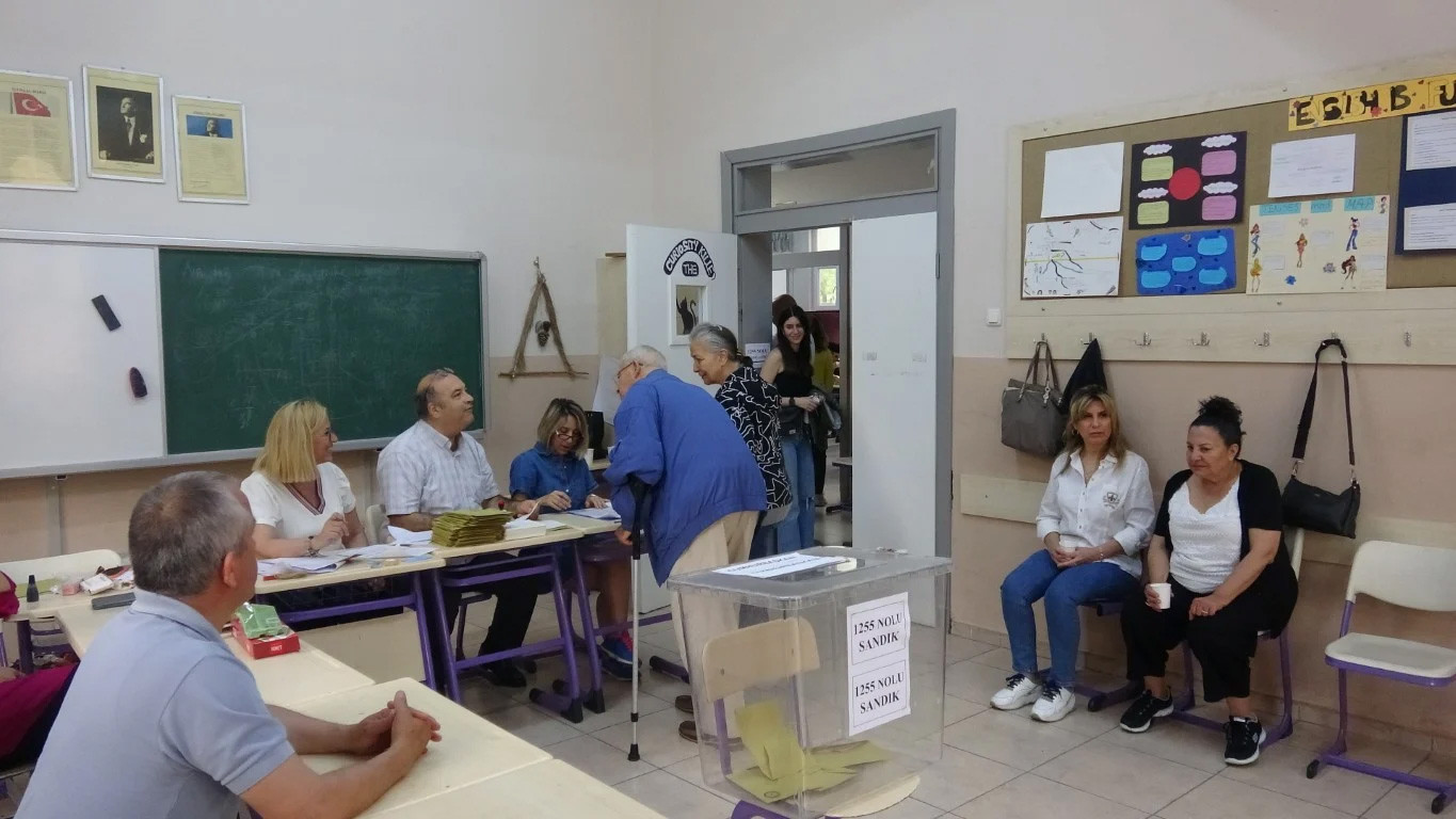 İzmir'de 'ikinci tur' yoğunluğu, seçmenler sandığa akın etti - Resim : 1