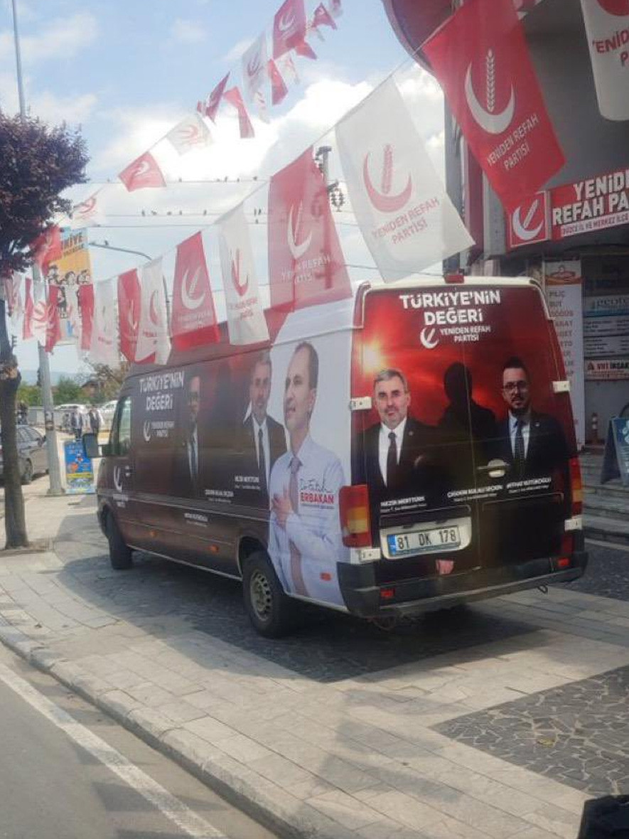 Yeniden Refah Partisi’nin seçim araçlarında kadın adayın fotosu gölge şeklinde yer aldı - Resim : 1