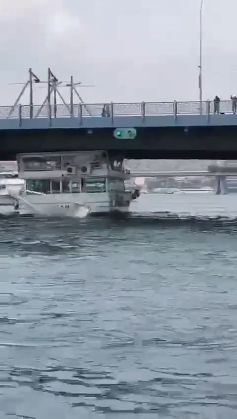 Tekne Galata Köprüsü'ne çarptı - Resim : 1
