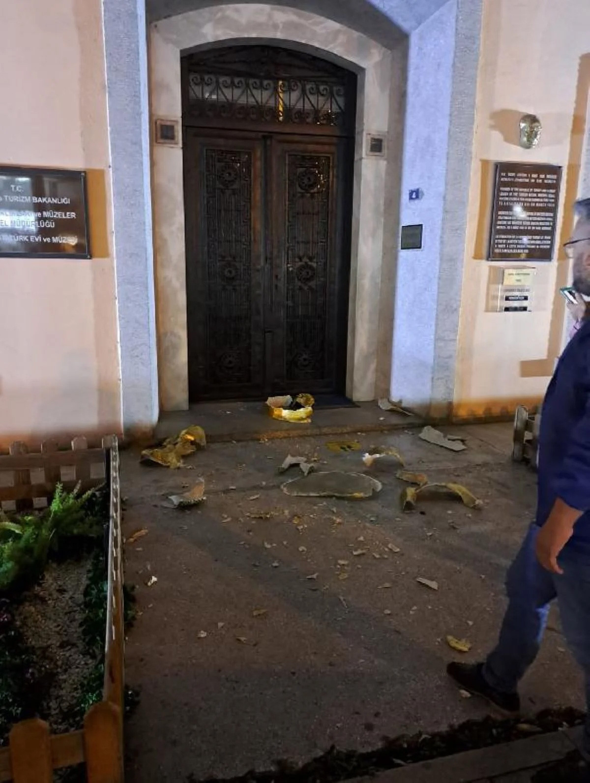 Kavga eden grup Antalya Atatürk Evi'ne saldırdı - Resim : 1