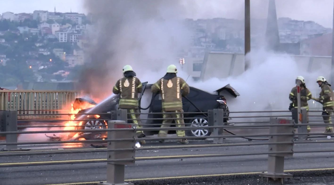 Haliç Köprüsü'nde otomobil yandı - Resim : 2