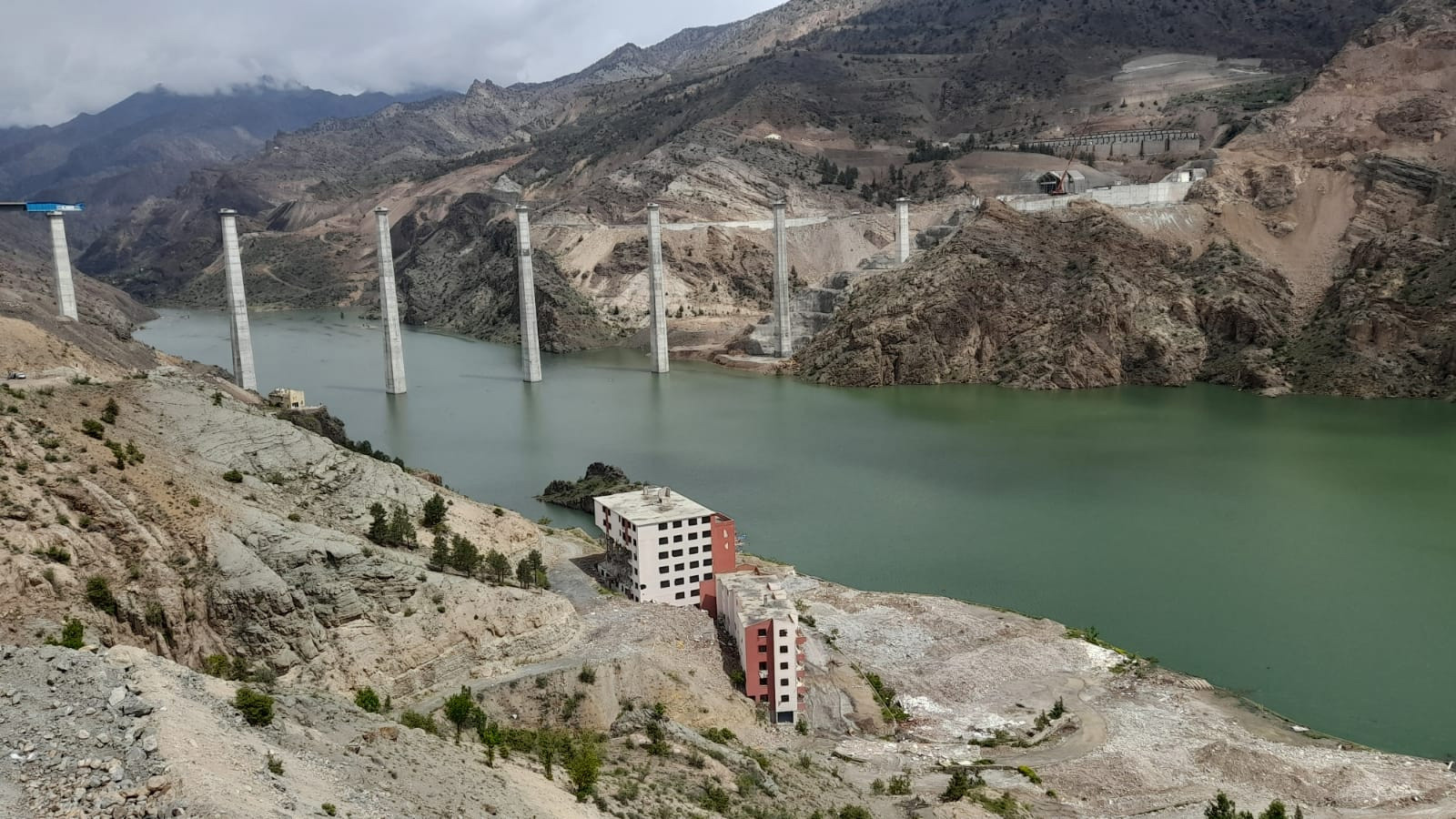 Yusufeli Barajı'nda su seviyesi 126 metreye ulaşınca eski ilçe merkezi görünmez oldu - Resim : 1