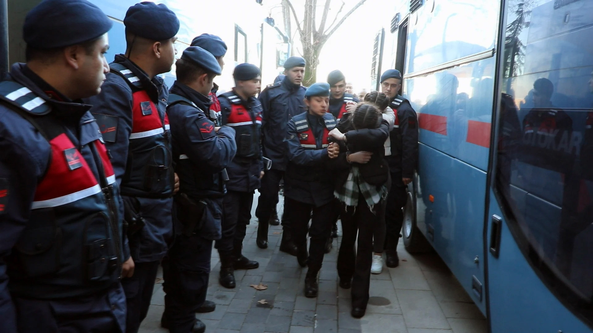 Zonguldak'ta 2 kız çocuğuna cinsel istismar davasında 23 sanığa 383 yıl ceza - Resim : 1