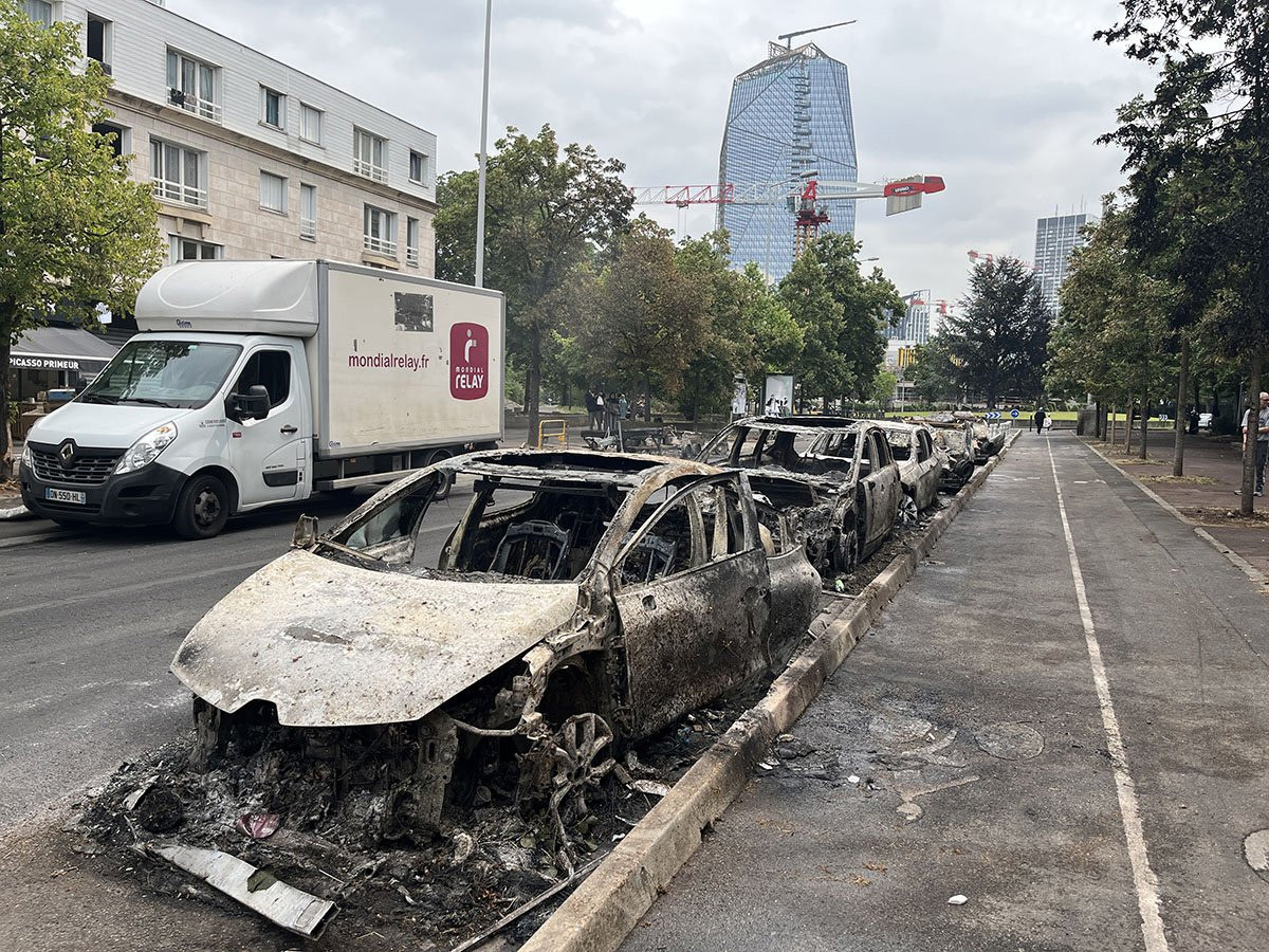 Sokaklar karıştı: 40 araç yakıldı, 150 kişi gözaltında - Resim : 1