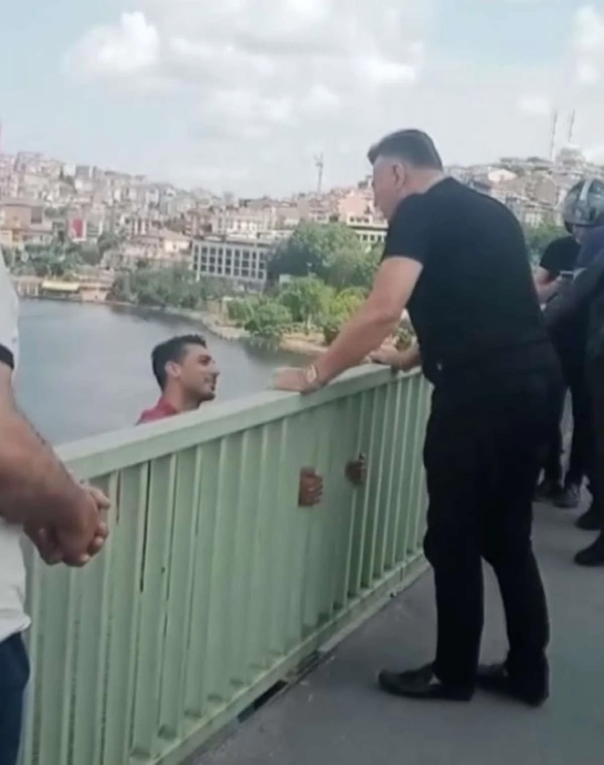 Nuri Alço, Haliç Köprüsü'nde intihar girişiminde bulunan genci engelledi - Resim : 1