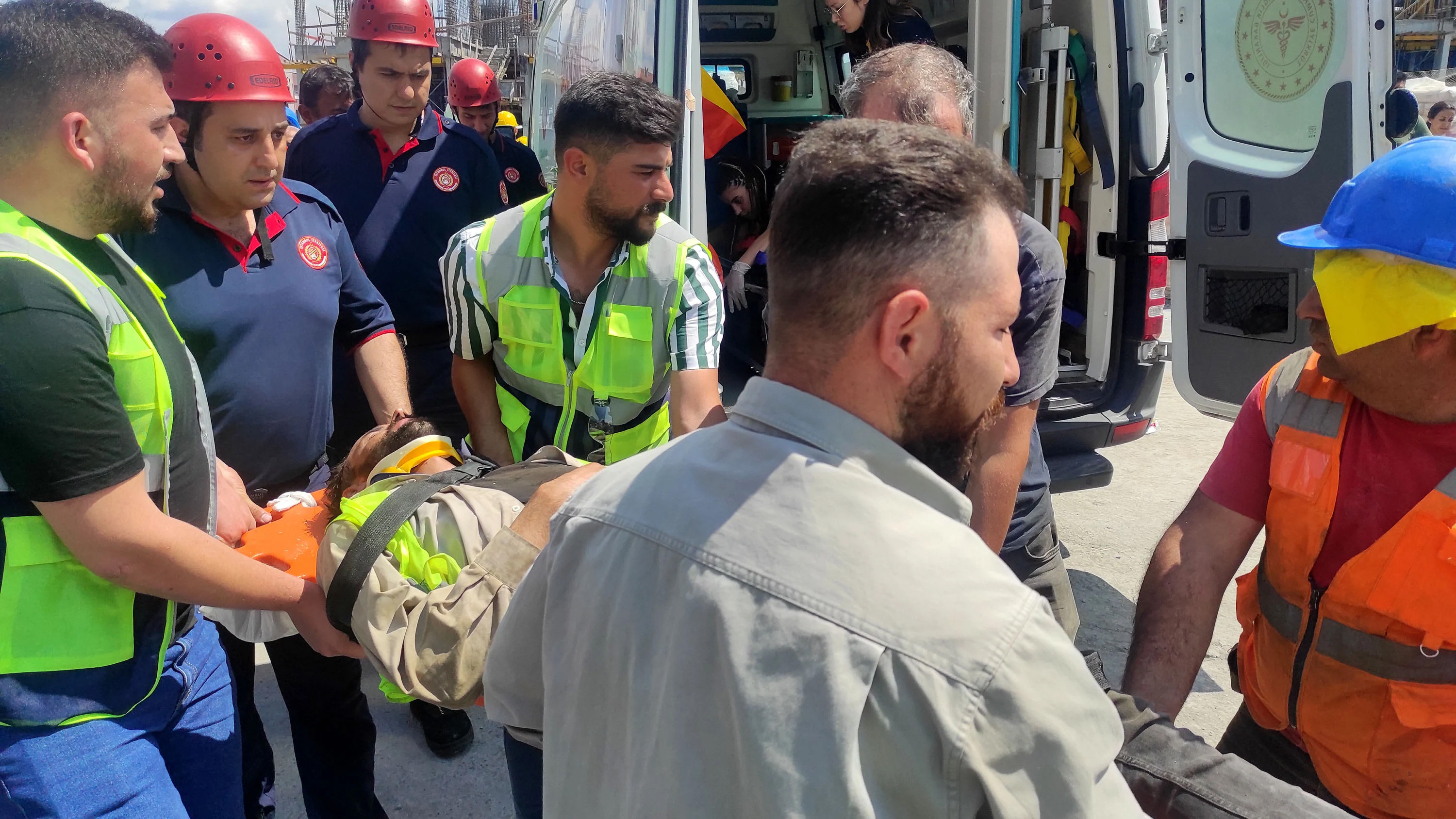 Beyoğlu'nda vincin çarptığı işçi ağır yaralandı - Resim : 1