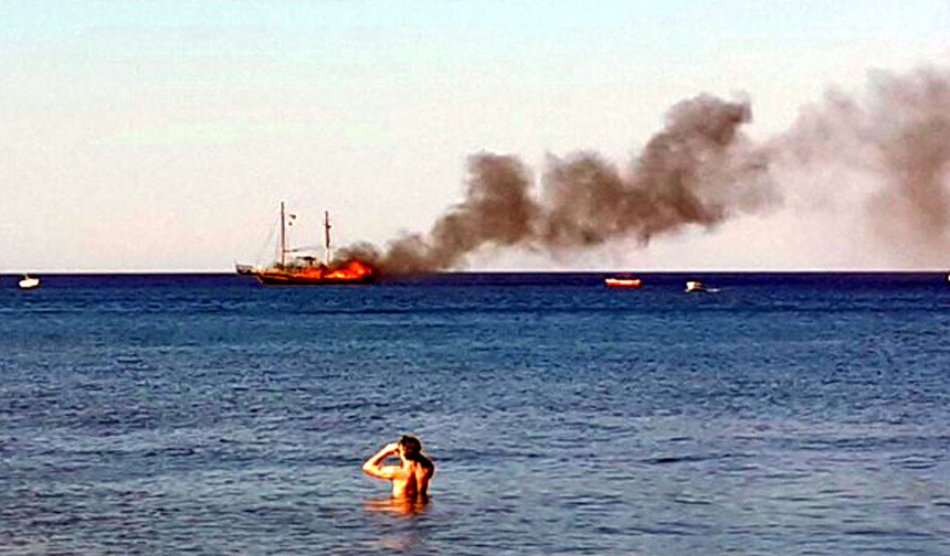 Akdeniz’de tur teknesi yandı - Resim : 2