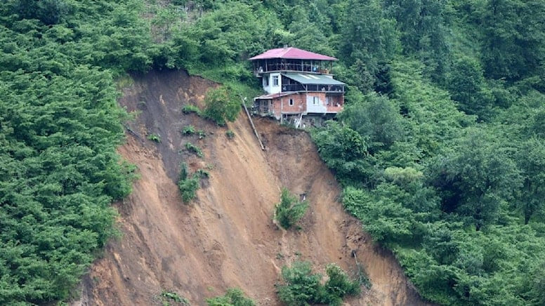 Trabzon’da heyelan nedeniyle 3 ev boşaltıldı - Resim : 1