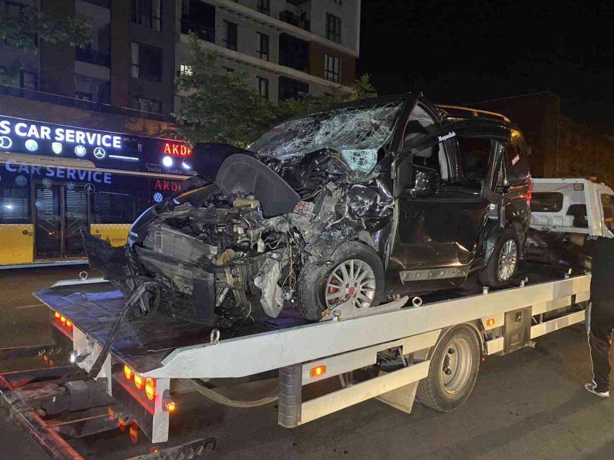 Bağcılar'da feci kaza: Kontrolünü kaybeden sürücü İETT otobüsüne çarptı - Resim : 2