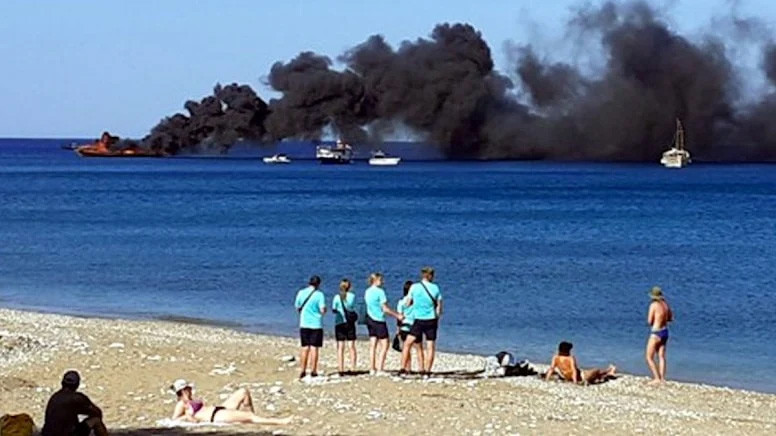 Akdeniz’de tur teknesi yandı - Resim : 1