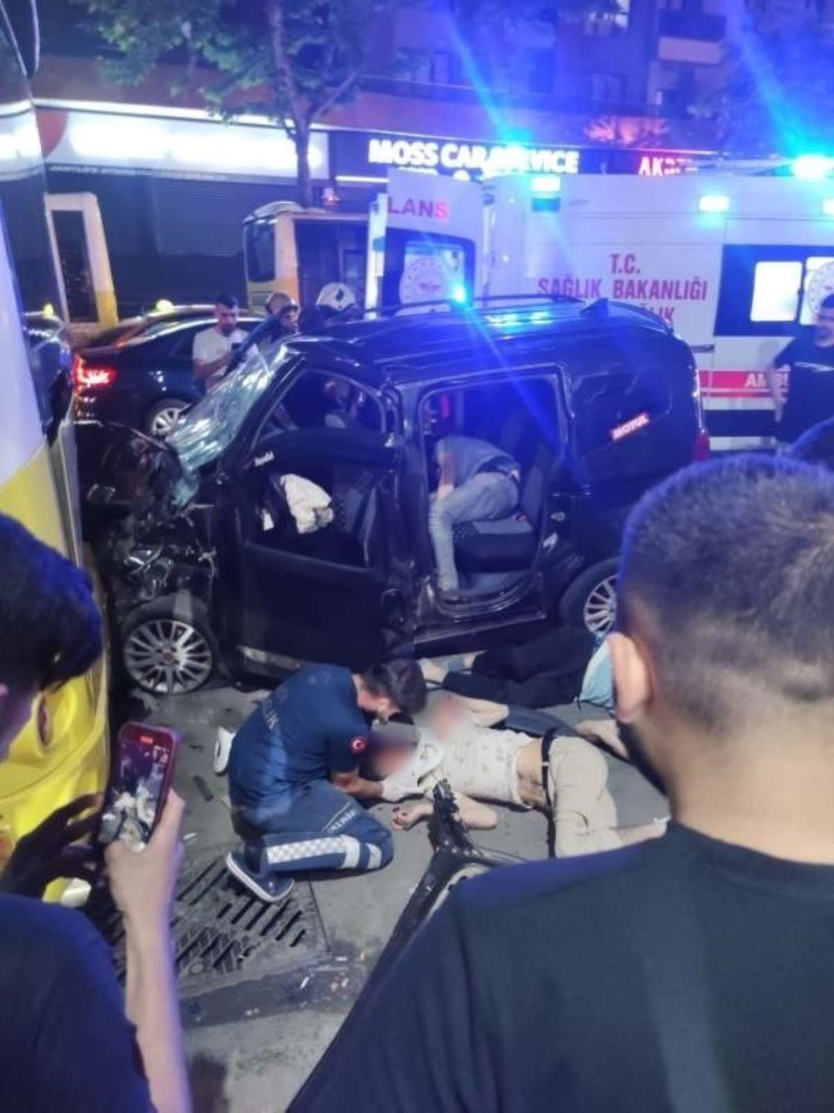 Bağcılar'da feci kaza: Kontrolünü kaybeden sürücü İETT otobüsüne çarptı - Resim : 1