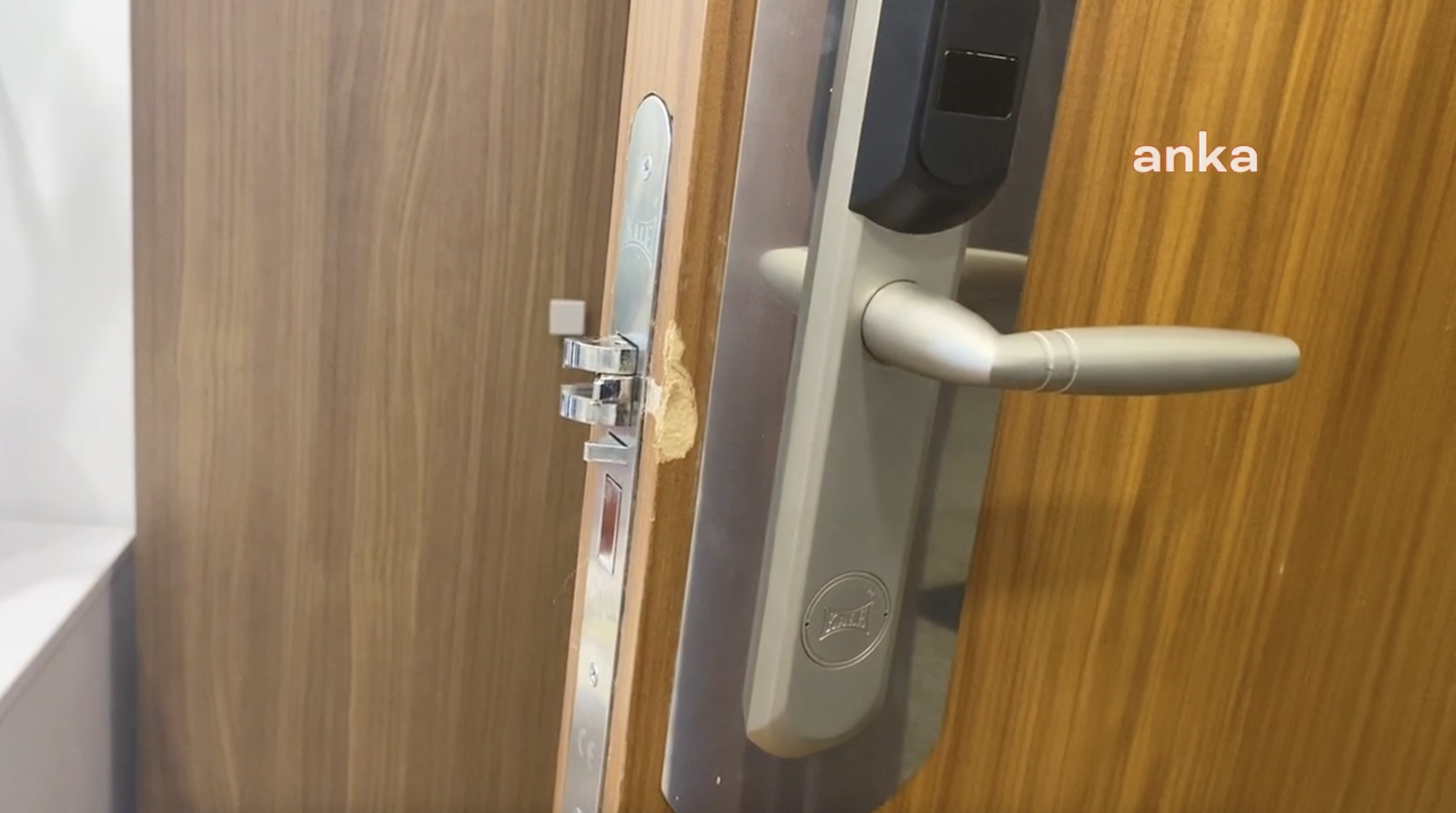 CHP’li milletvekilinin TBMM'deki odasının kapısı kırıldı - Resim : 1